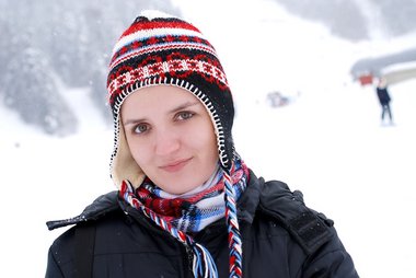 Kvinde i flyverdragt i sneen